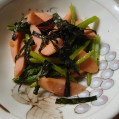 主人のお弁当に小松菜が余っていたので一緒に入れてみました。海苔とわさびが魚肉ソーセージに合いますね。また作ります！